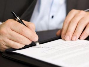 Xem xét kĩ các điều khoản trước khi đặt bút ký vào hợp đồng